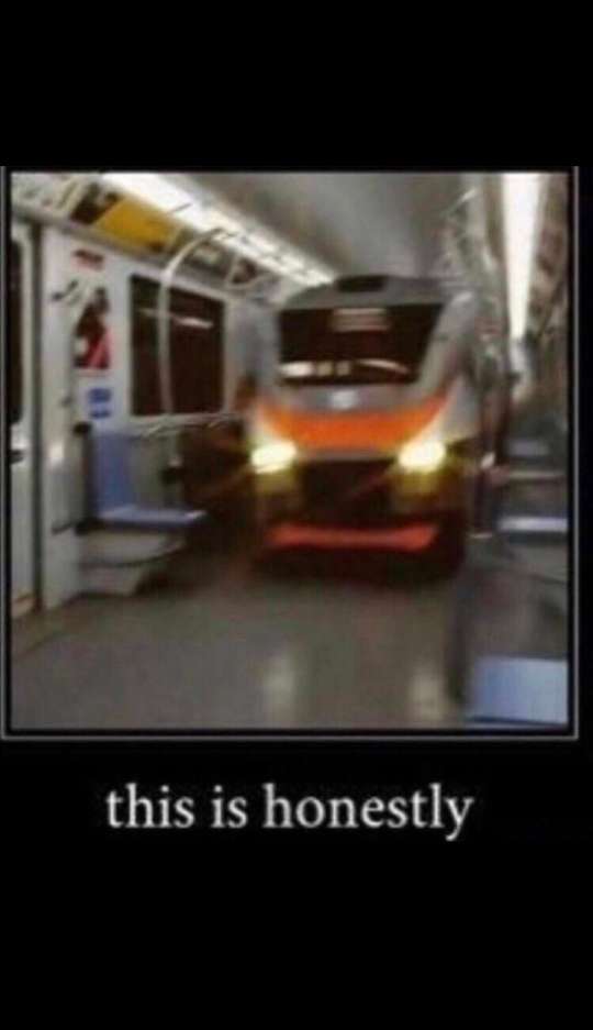 Рельсы. Страх железной дороги. Боязнь железных дорог. Железная дорога в никуда. Поезд едет спереди.